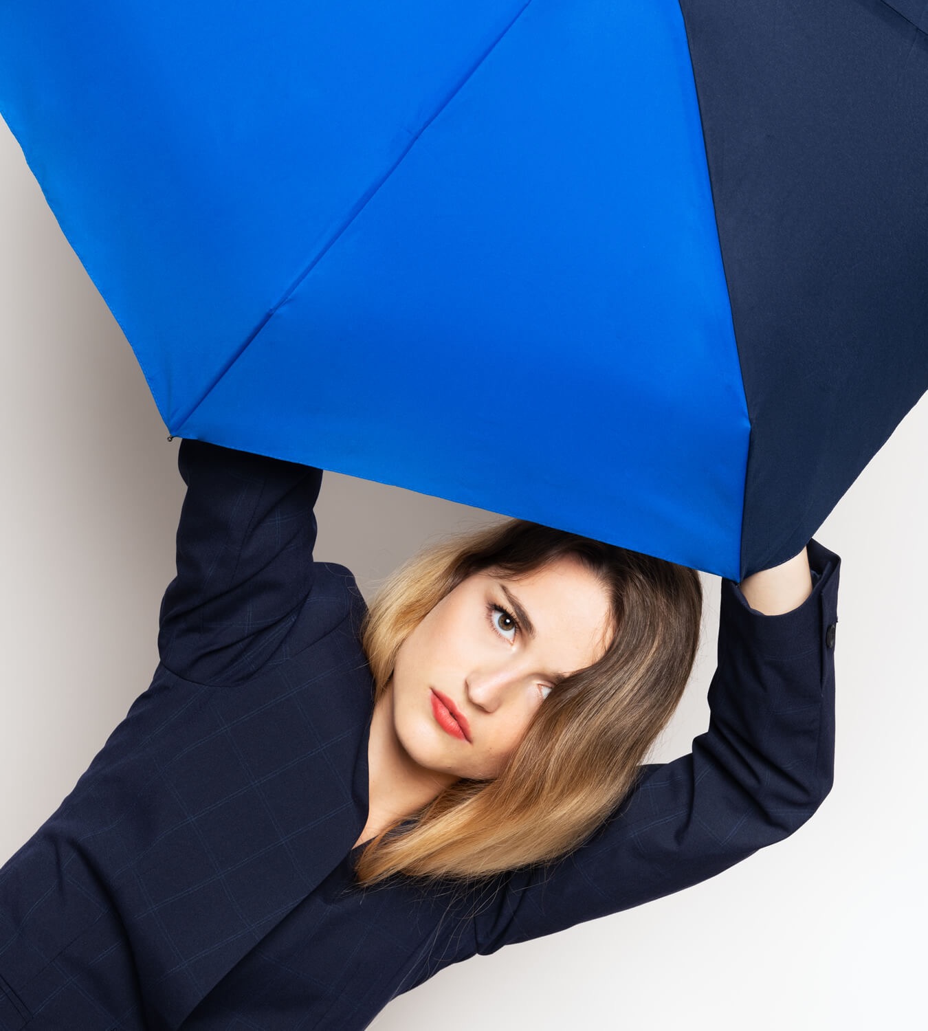 Anatole – two tone compact umbrella – VICTOIRE – royal blue & navy blue - Image 4