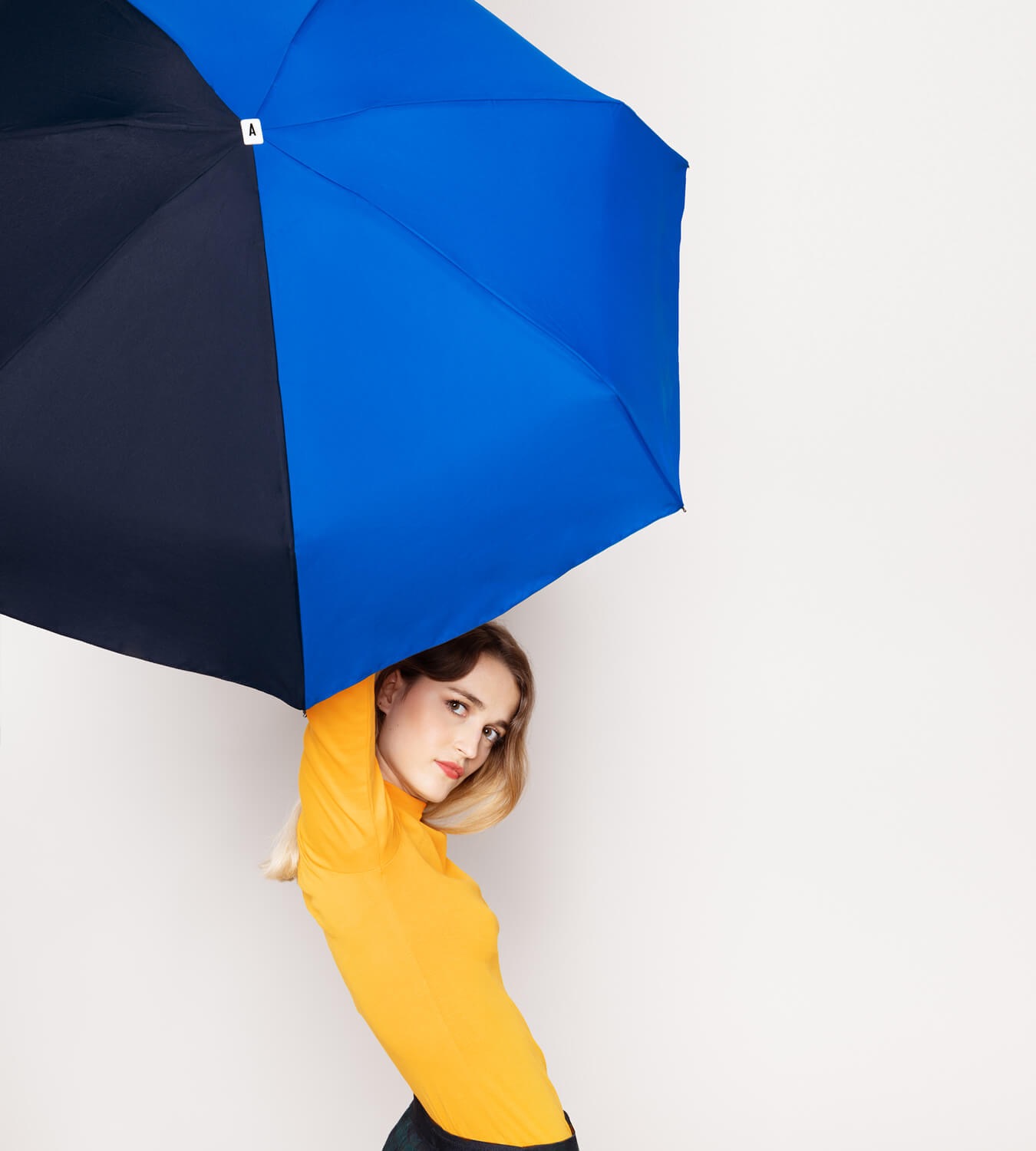 Anatole – two tone compact umbrella – VICTOIRE – royal blue & navy blue - Image 2